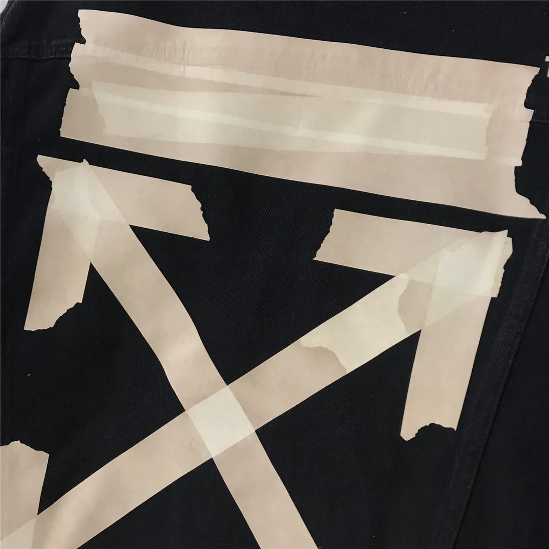 Top tested version OFF WHITE classic tape patch arrow OW men's and women's black denim jacket. The heat transfer process used for printing is not explained in detail. Everyone who has bought my tape series knows the quality. With anti-counterfeiting technology on the back, this is a truly over-the-top off-white yellow tape denim jacket with a distinctive signature and unique high street style! The stylized design is printed on a classic frame, and a layer of foundation-colored colloid with a graffiti effect is superimposed on the printing. It is visually very consistent with the theme, as if a layer of tape has been pasted, and the design is brilliant! Heavy black denim is more tough and retro, with heavy processing of the main elements and a micro-profile version that can be worn by both men and women! Street inkjet arrows, the arrow symbols on the signboard on the back are given different shapes due to different city restrictions. Surrounding the more street-style inkjet elements, the big arrow on the back and the frequent OFF circle graffiti in autumn and winter, the inkjet visual sense of street graffiti is everywhere! Full set of customized accessories Size chart